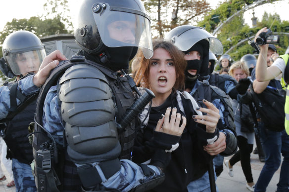 Police arrested more than 1000 people for an unsanctioned rally in the centre of Moscow at the weekend.