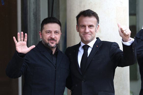 Il presidente ucraino Volodymyr Zelenskyj (insieme al presidente francese Emmanual Macron) ha cercato di rafforzare i legami con l’Europa nonostante il calo del sostegno americano.