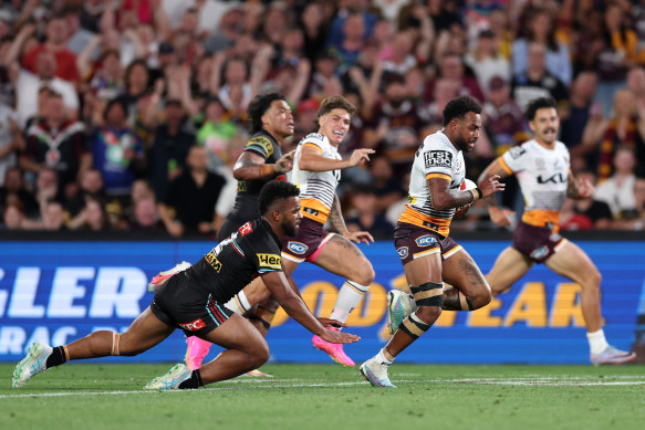 Ezra Mam on the way to his third try during the grand final.