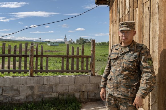 Bir Moğol askeri, Moğol-Rusya sınırını koruyor. 