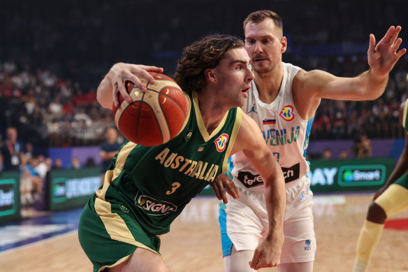 Giddey drives to the basket against Zoran Dragic.