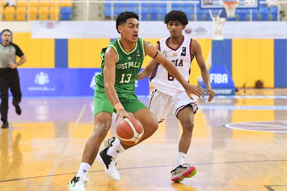 Roman Siulepa (left) in 2022 representing Australia at the FIBA Under-16 Asian Championship.