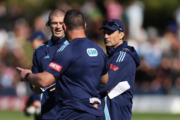 Blues head coach Laurie Daley (right) speaks to his assistant Matt King (left).