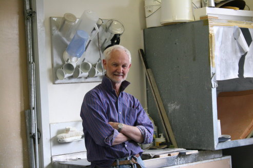 Les Blakebrough helped mould a growing sophistication in Australian ceramics.