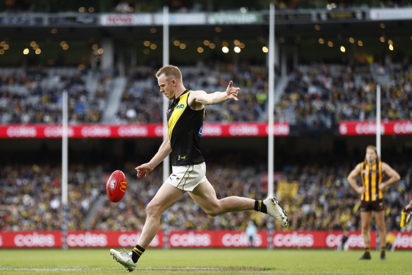 Jack Riewoldt kicks for goal.