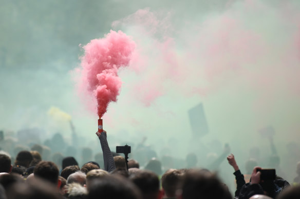 Manchester United fans make themselves heard outside Old Trafford on Sunday.