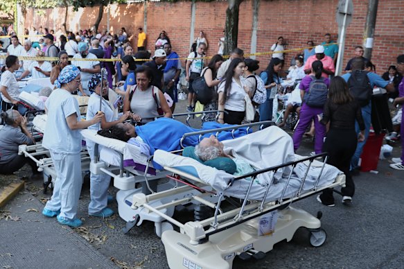 Patients are evacuated from a hospital after an earthquake struck Cali, Colombia, on Monday.