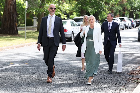 A Ministra das Finanças Katy Gallagher, o sócio Dave Skinner (frente) e o Tesoureiro Jim Chalmers e sua esposa, a jornalista Laura Chalmers.