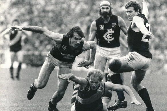 Richmond’s Robert Wiley is under extreme pressure as Carlton’s Ken Hunter lunges for the ball, backed up by Des English and Bruce Doull.
