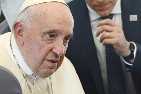 Papa Francis, papalık uçağında gazetecilerle konuşuyor.