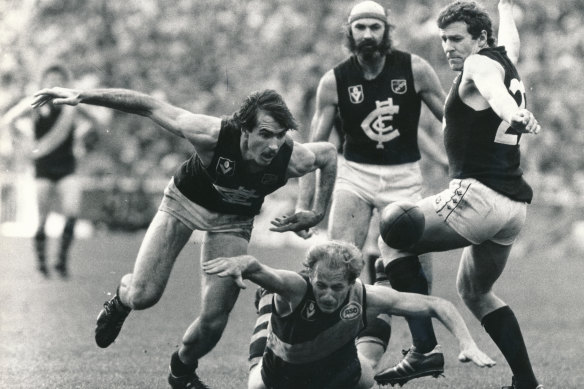 Richmond’s Robert Wiley was under extreme pressure as Carlton’s Ken Hunter lunged for the ball, backed up by Des English and Bruce Doull, in the 1982 grand final.