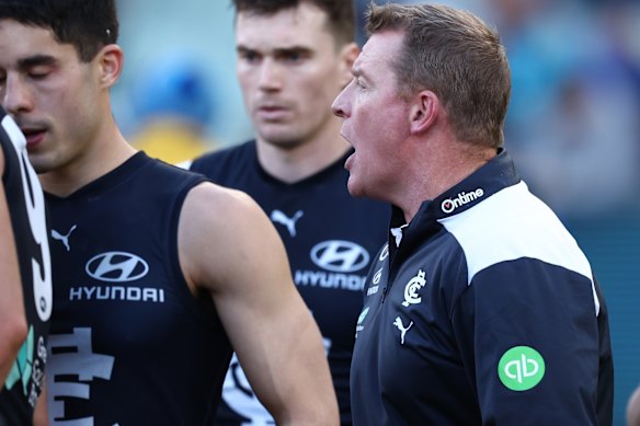 Voss vents at his players during the loss to North Melbourne.