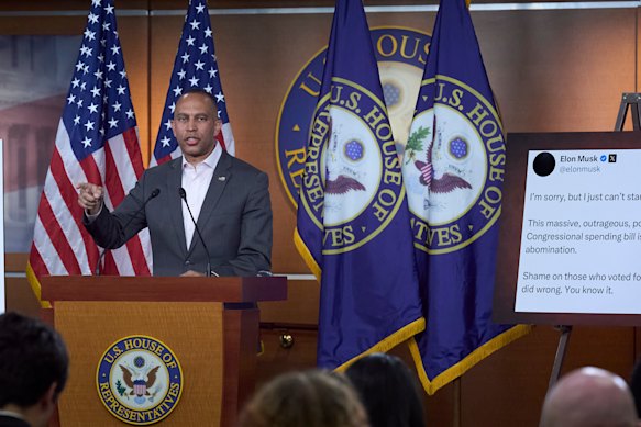 O líder da minoria da Câmara, Hakeem Jeffries - um democrata - com um pôster do X Post de Elon Musk na quarta -feira.