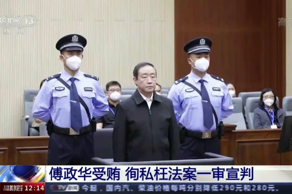 Eski Çin adalet bakanı Fu Zhenghua, devlet televizyonu görüntülerinden alınan bir görüntüde Perşembe günü kararı için mahkemeye çıktı. 