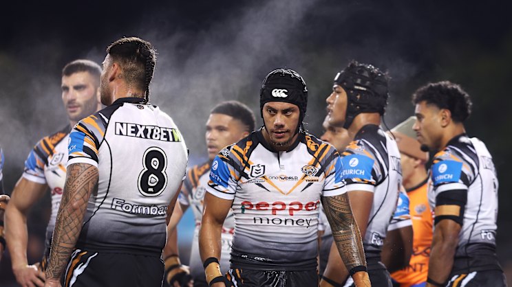 Alofiana Khan-Pereira scoring for the Warriors against Wests Tigers