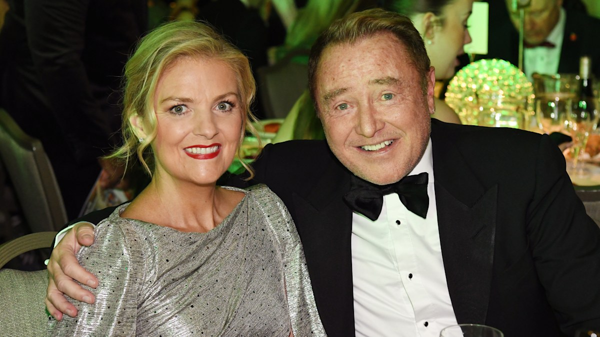迈克尔·弗拉特利 (Michael Flatley) 宣布妻子尼亚姆·奥布莱恩 (Niamh O’Brien) 去世，享年 52 岁：“我的心碎了”