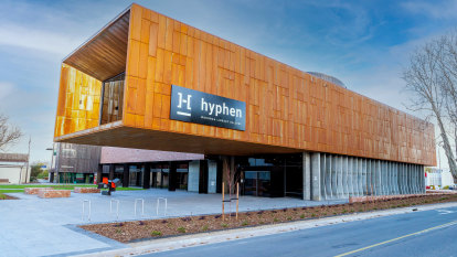 Cantilevered hyphen connects Wodonga’s gallery and library