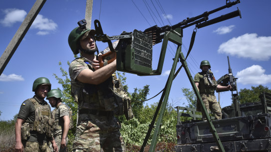 Ukrainian servicemen of mobile air defence unit of Ukraine’s 141st separate infantry brigade prepare their machine guns for a duty in Zaporizhzhia region.