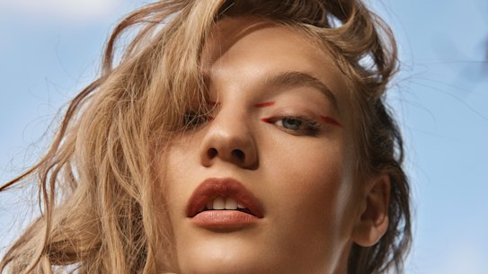 Moving between your
well-heated home and the cold
weather outside can further dry out your hair. 