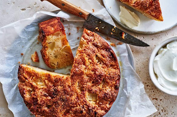 Pastel de manzana y pera de Adam Liaw.