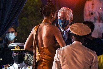 Ulusal Kahraman olarak onurlandırılan Rihanna, geçtiğimiz Kasım ayında Barbados'ta düzenlenen Cumhurbaşkanlığı Açılış Töreni'nde Prens Charles'ı selamlamıştı.  Ulus şimdi bir cumhuriyettir, ancak yine de Commonwealth'tedir. 