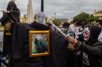 A Harry-Potter themed protest on August 3, where Voldemort takes the place of the king in a gilded frame.