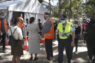 Crowds proceed to a vaccination hub at Figtree Avenue, Homebush for immunisation against COVID-19 on September 5, 2021. 