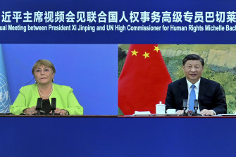 Çin Devlet Başkanı Xi Jinping (sağda), Birleşmiş Milletler İnsan Hakları Yüksek Komiseri Michelle Bachelet ile sanal bir toplantı yapıyor. 