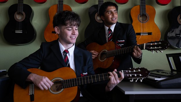 Listen astutely to the given music example with the question in mind as you listen. Then provide a response that is structured and coherent, don’t just retell what you hear.