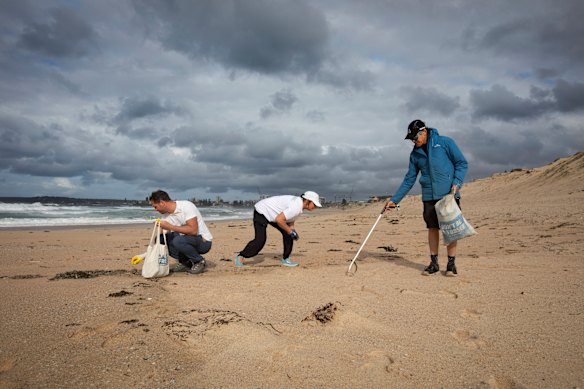 SO Shire volunteers clean up plastic waste from Wanda Beach in Cronulla.
