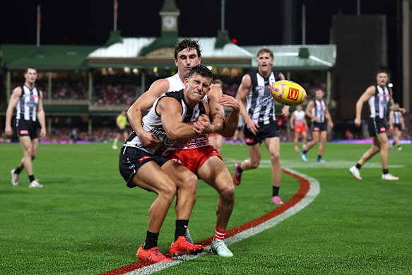 Sam Wicks puts some close attention into Collingwood superstar Nick Daicos.