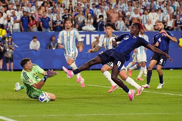 Cape Verde’s Gilson Benchimol tries to get to the end of the ball. 