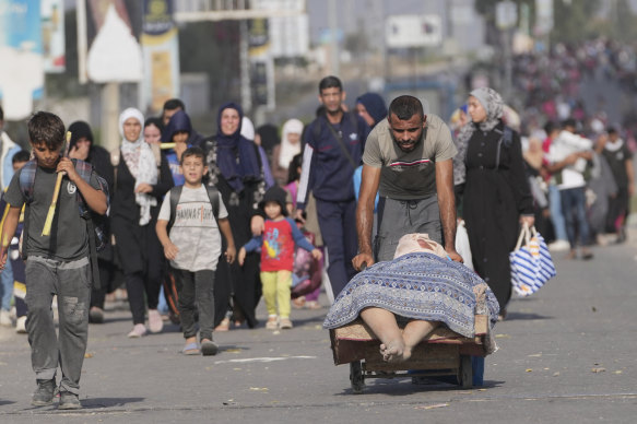 Palestinians flee to the southern Gaza Strip on Salah al-Din Street in Bureij, Gaza Strip.