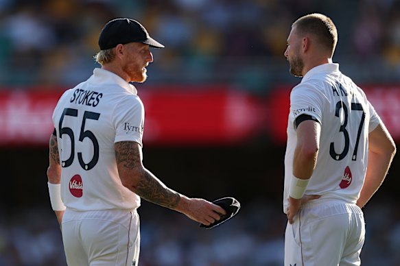 Ben Stokes e Gus Atkinson se envolveram em uma briga em uma boate.
