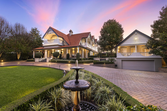 Lynwood is the 1903-built mansion in Warrawee owned by Ted and Jennifer Nathan since 1997.