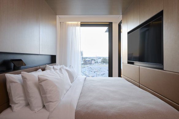 A room with a view (harbour glimpses).