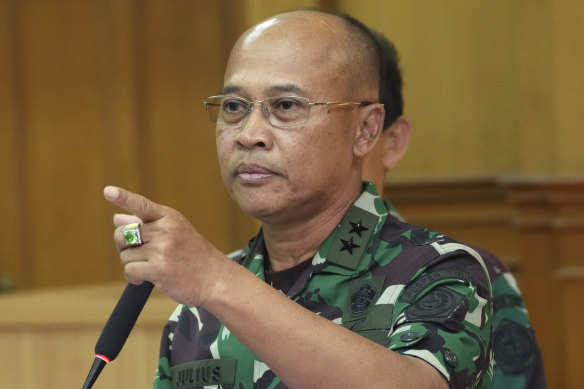 Endonezya askeri sözcüsü Tuğamiral Julius Widjojono.