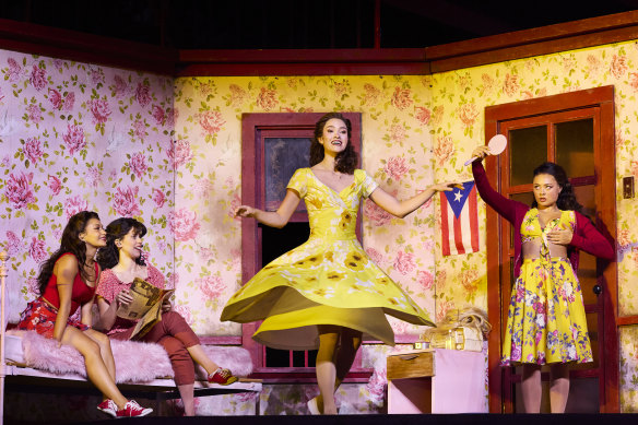 Nina Korbe as Maria (centre).