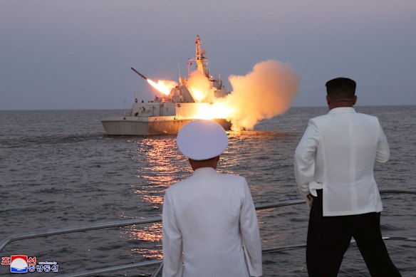 Tensão crescente: O líder norte-coreano Kim Jong-un (à direita) observa um teste de míssil de cruzeiro em 2023. A Coreia do Norte está agora a desenvolver um submarino nuclear.