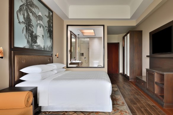 The lead-in deluxe king room category feels spacious.