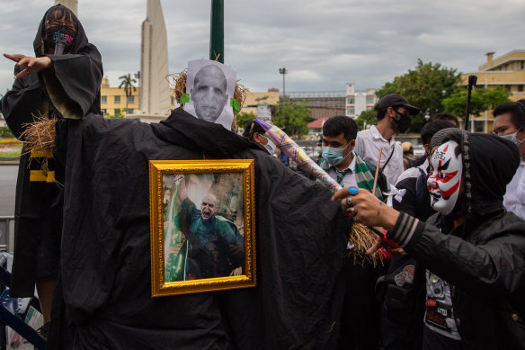 A Harry-Potter themed protest on August 3, where Voldemort takes the place of the king in a gilded frame.