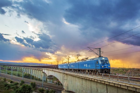 Eylül 2021'de Wulanqab, İç Moğolistan, Çin'de bir kömür treni. 