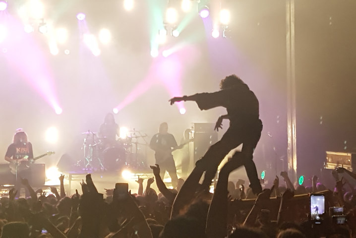 Skegss Brought The Surf Rock And A Board The Crowd Did The Rest Find stockbilleder af lead singer rock band singing song i hd og millionvis af andre royaltyfri stockbilleder, illustrationer og vektorer i shutterstocks samling. skegss brought the surf rock and a