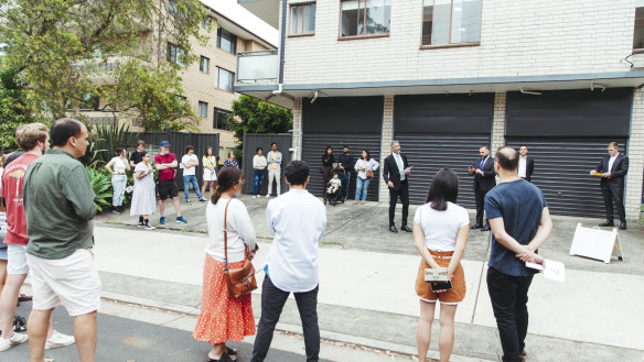  The auction for 10/37 Harnett Ave in Marrickville, which sold for $915,000, 