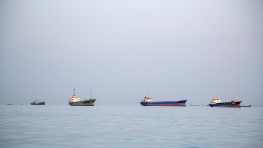 Os navios estão ancorados no principal porto iraniano de Bandar Abbas, que está bloqueado pela Marinha dos EUA.