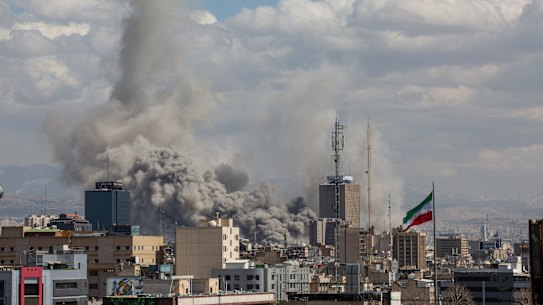 Il fumo si alza dopo gli attacchi aerei coordinati di Stati Uniti e Israele a Teheran, in Iran.