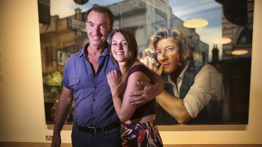 Winner of the 2019 Archibald Packing Room Prize Artist Tessa MacKay with head packer Brett Cuthbertson in front of her painting of actor David Wenham at the Art Gallery of NSW.