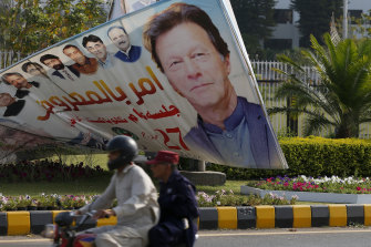 4月3日星期日，在伊斯蘭堡國民議會外，印有巴基斯坦總理伊姆蘭汗照片的廣告牌。