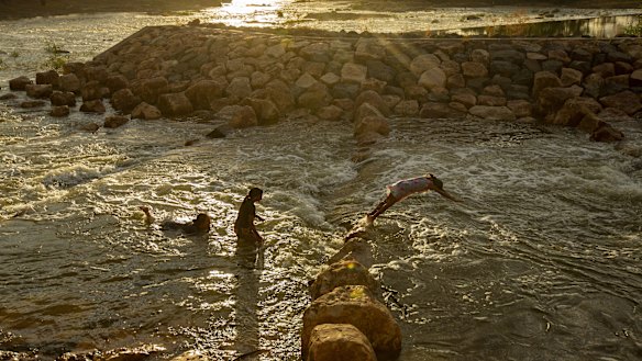 The first flow in several years breaks over the Brewarrina weir, in the Barwon River, on its way to Menindee Lakes. In a week’s time the dried-out water bodies will receive their first inflows since January 2017. 