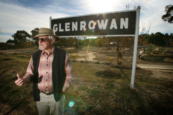 Ian Jones in 2006, at Glenrowan, at the site of Ned Kelly's last stand. 